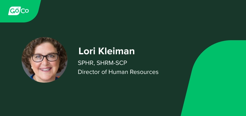 a woman with glasses and a green background with the words ' l ' klemn '